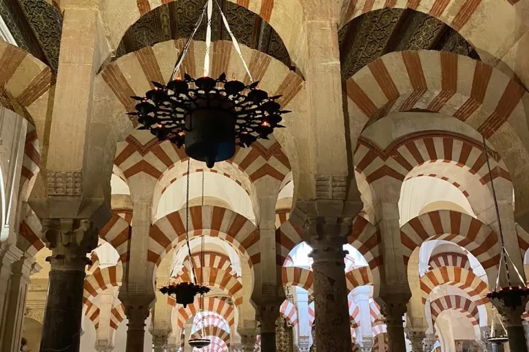 columnas interior mezquita cordoba visita guiada 768x512