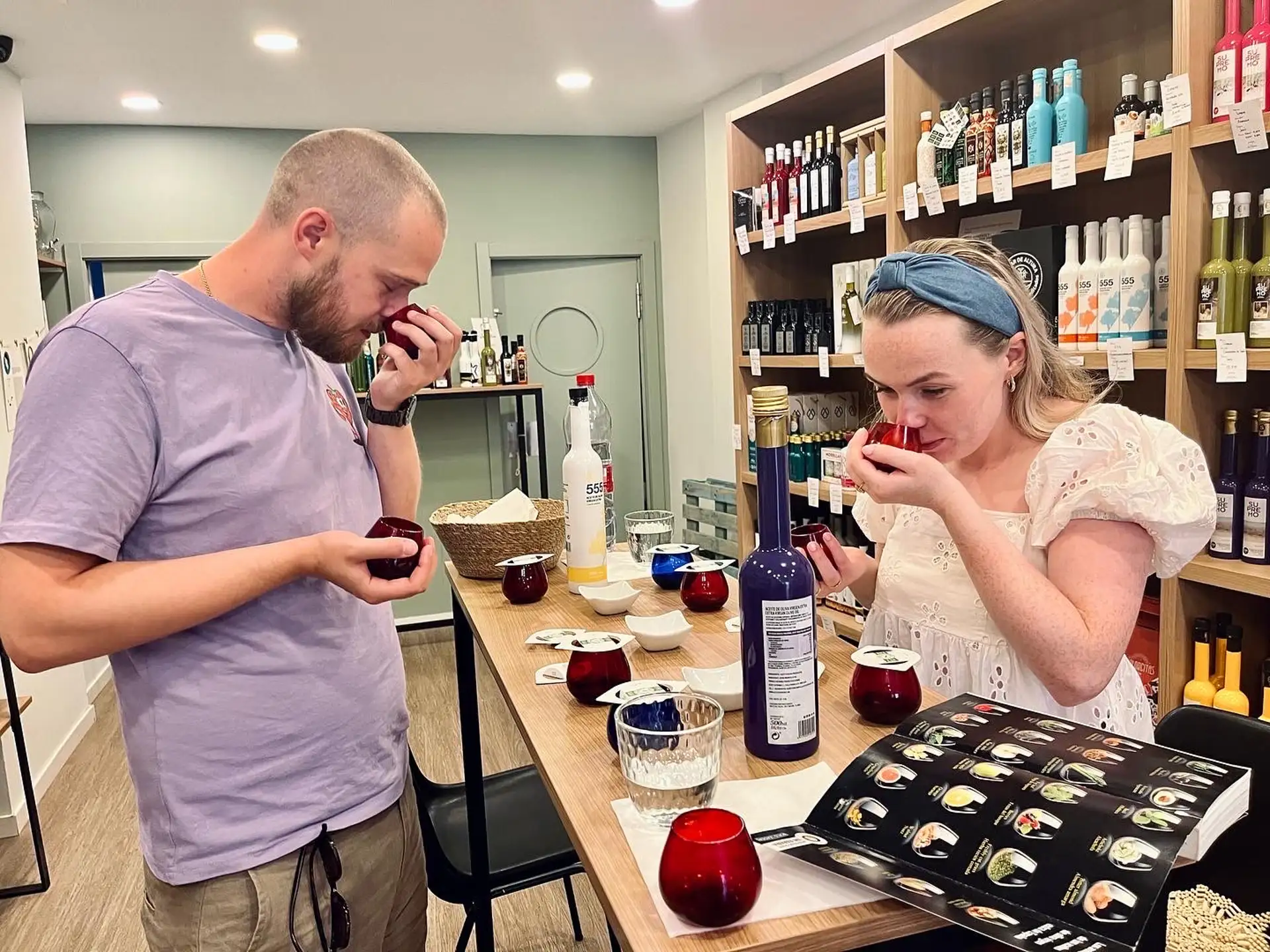 Qué incluye la cata de aceite de oliva en Córdoba La experiencia incluye el equipo profesional necesario para realizar la cata de aceite de oliva, además de agua mineral y pan. Durante la actividad degustarás diferentes aceites, desde aceites con defectos hasta algunos de los mejores aceites del mundo, con el objetivo de aprender a identificar sus características y diferencias. Aprender a catar aceite de oliva Conocerás los fundamentos de la cata y la organoléptica aplicada al aceite de oliva. Aprenderás cuáles son sus atributos positivos y cómo detectarlos durante una degustación. También se analizarán los procesos de elaboración del aceite, siguiendo su recorrido desde el campo hasta la almazara.